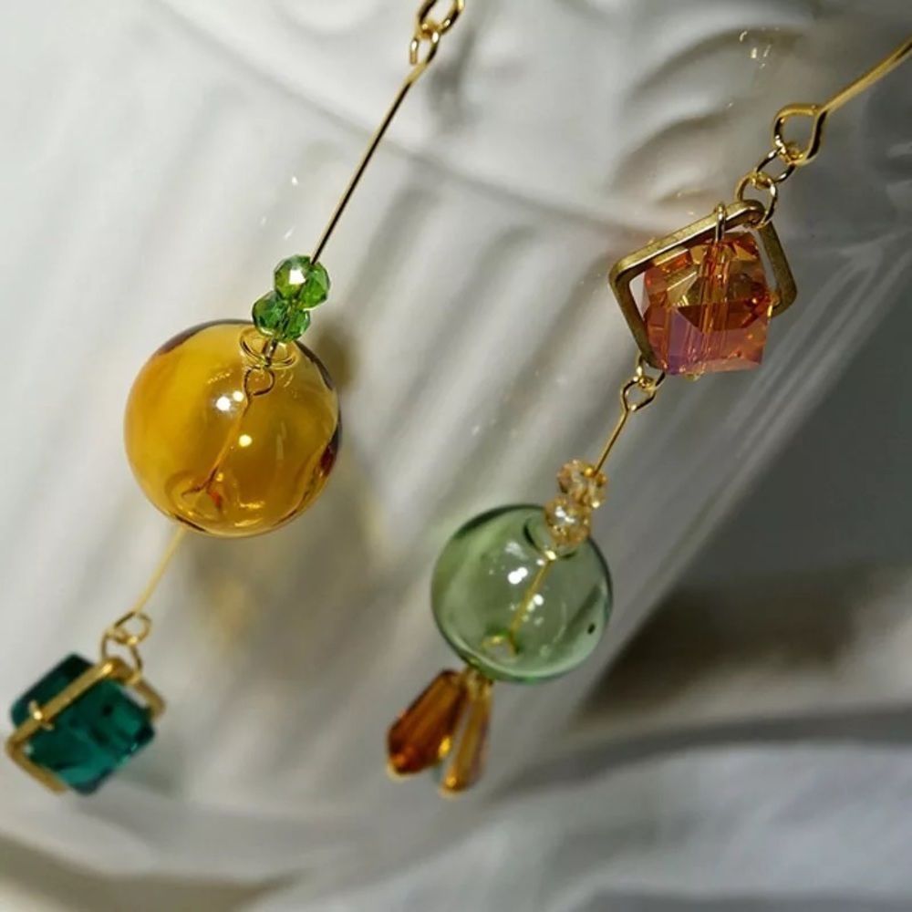 Asymmetric earrings - Picture 2 of 3